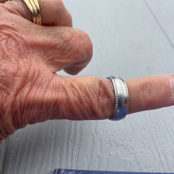 Silvertone Etched Band Ring Unisex Size 7.5 - Picture 2 of 8